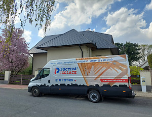 Zateplení stropu rodinného domu pomocí foukané izolace